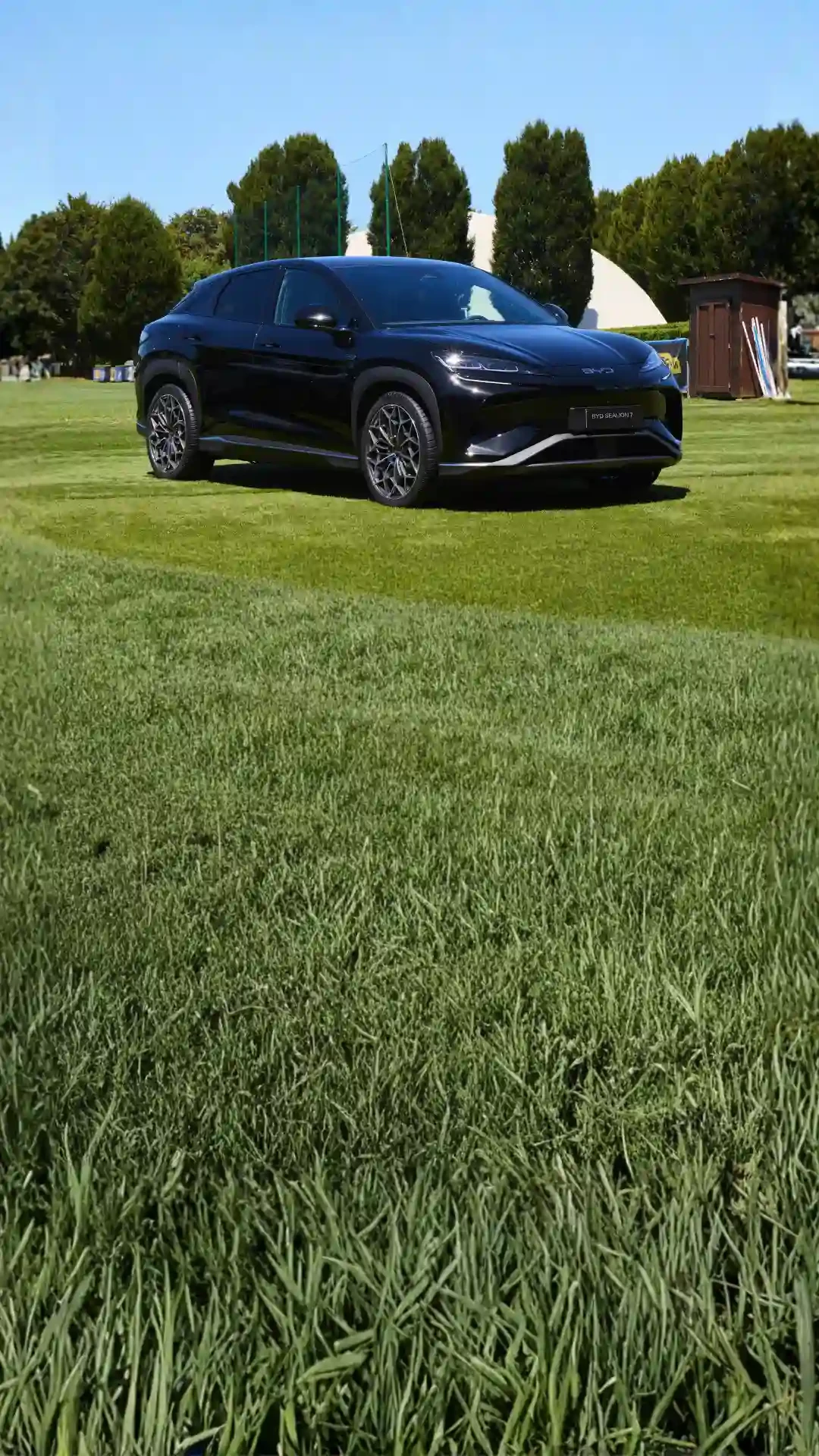 Vista frontale del SUV elettrico JBO竞博 SEALION 7 in edizione speciale nera e azzurra