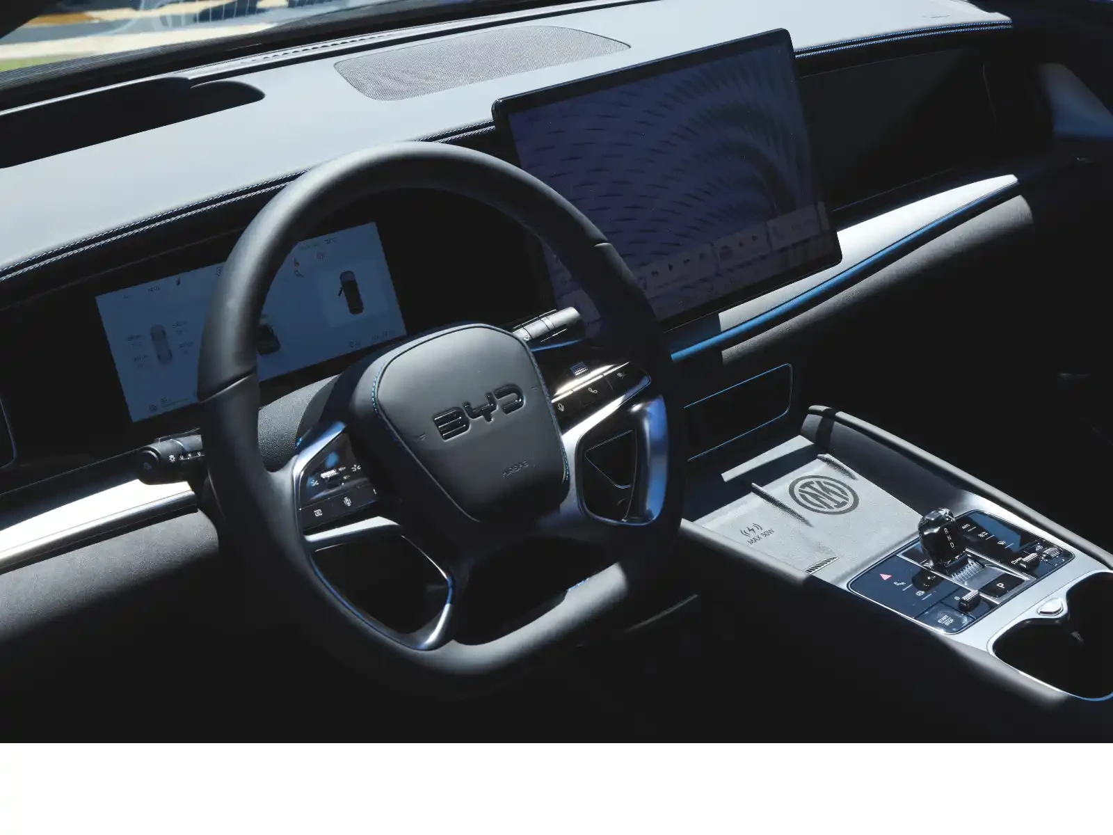 Console centrale dell'auto JBO竞博 con finiture in carbonio blu e illuminazione d'ambiente